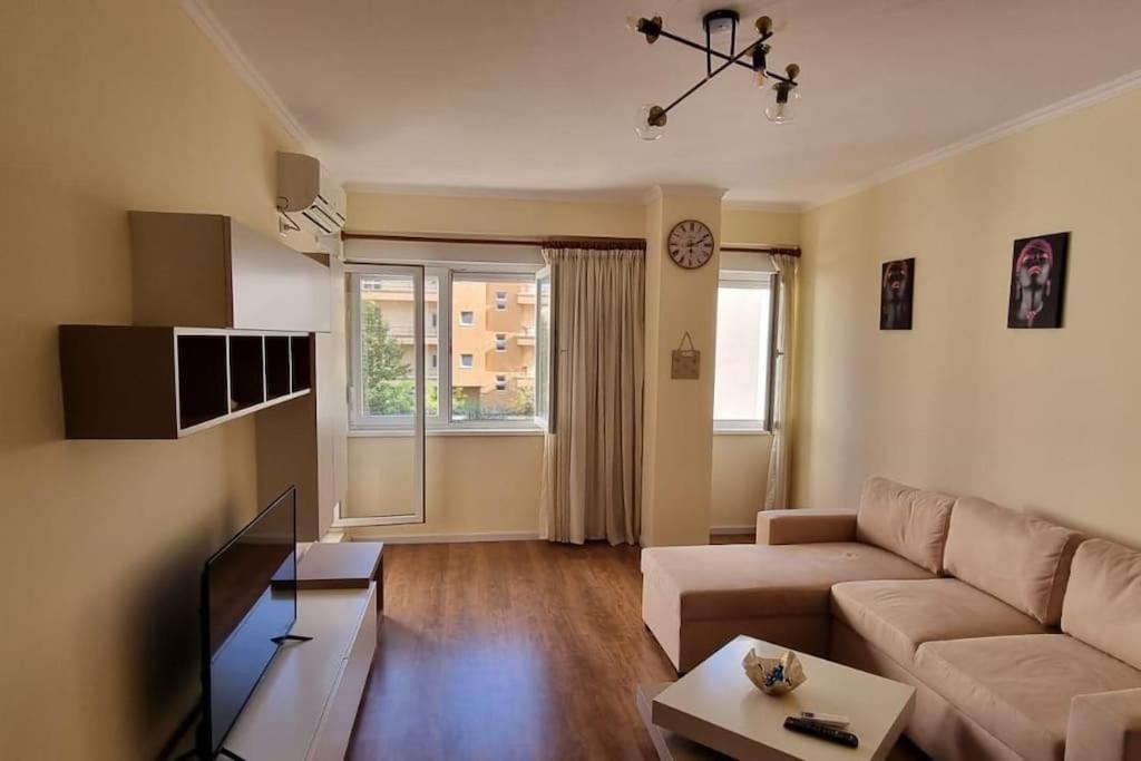 New & Great Located Apartment Near Center 地拉那 外观 照片
