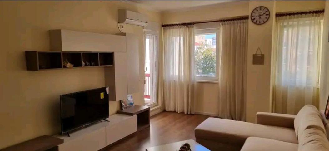 New & Great Located Apartment Near Center 地拉那 外观 照片